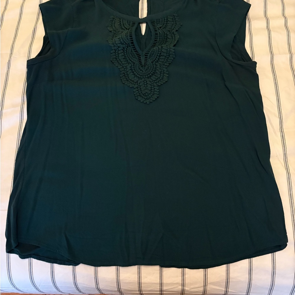 Daniel Rainn Green Sleeveless Blouse with V-Neckline